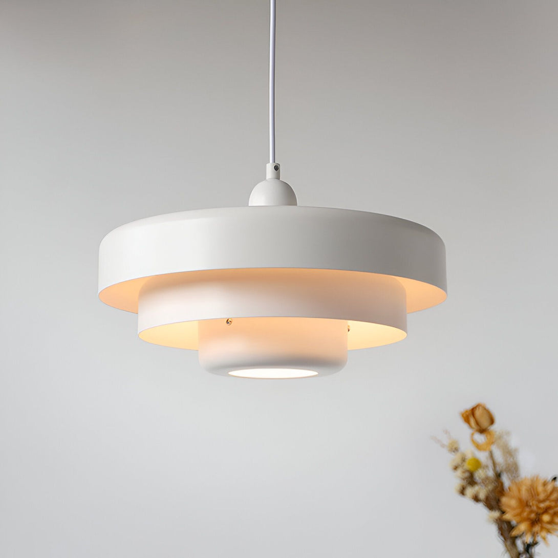 Une lampe blanche en métal avec deux abat-jours suspendue à un fil blanc. AR-3616770289,AR-4760985751,AR-9222247809,AR-2329309694,AR-6742328282,AR-0027588343,