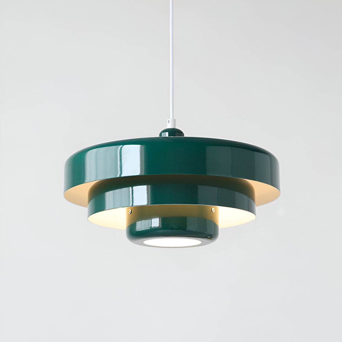 Une lampe verte suspendue au plafond. La lampe est composée de deux disques en métal vert, l'un au-dessus de l'autre, avec une lumière blanche brillante entre les deux. Le disque supérieur est plus petit que le disque inférieur. AR-3616770289,AR-4760985751,AR-9222247809,AR-2329309694,AR-6742328282,AR-0027588343,
