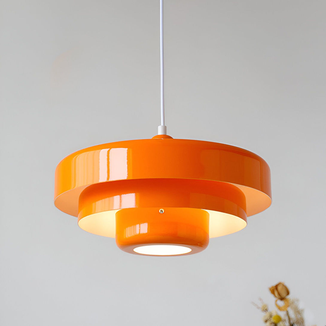 Une lampe orange en métal avec deux abat-jours suspendue à un fil blanc. AR-3616770289,AR-4760985751,AR-9222247809,AR-2329309694,AR-6742328282,AR-0027588343,
