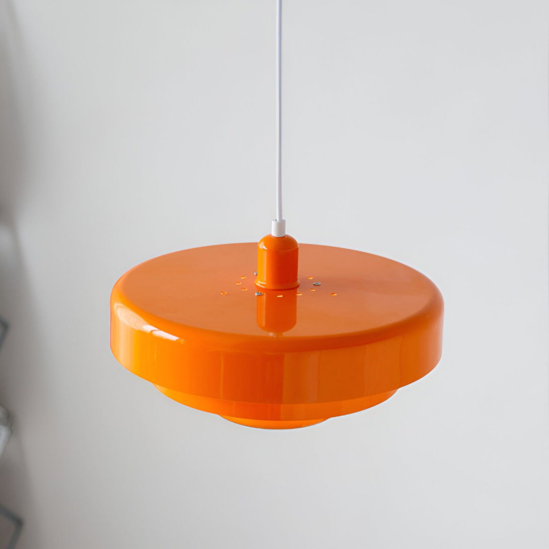 Une lampe orange en forme de soucoupe volante est suspendue à un fil blanc. AR-3616770289,AR-4760985751,AR-9222247809,AR-2329309694,AR-6742328282,AR-0027588343,