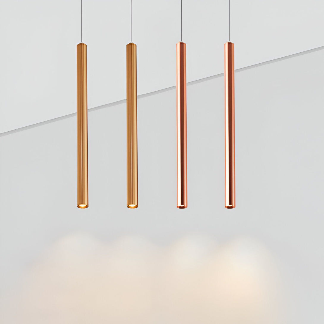 Une image de quatre lampes suspendues. Les lampes sont en métal et de couleur cuivre. Elles sont de forme cylindrique et émettent une lumière chaude.