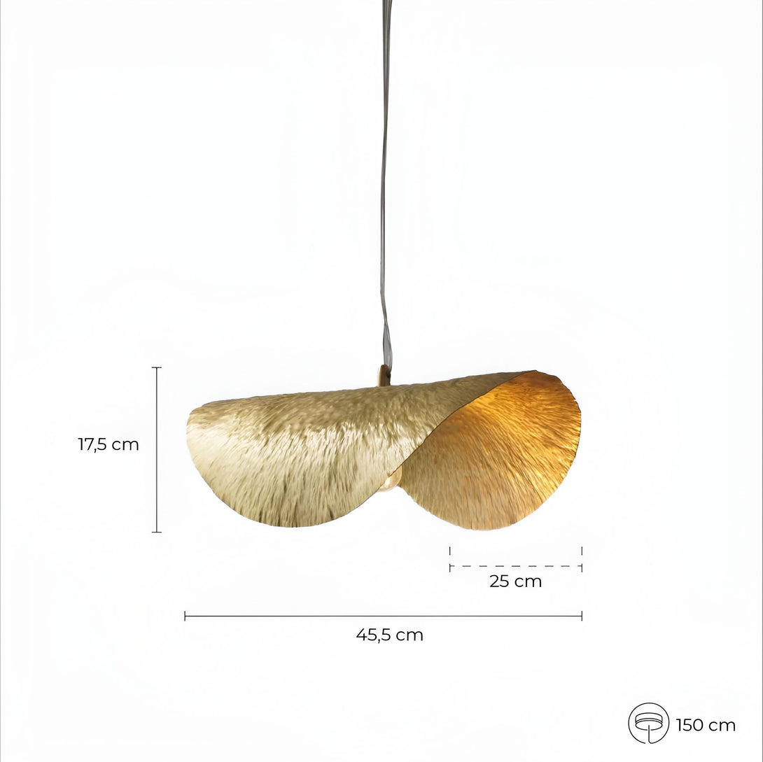 Une suspension en laiton doré patiné à la main. La suspension est composée de deux parties en forme de pétales qui se rejoignent au centre. Le luminaire est suspendu par un câble en acier inoxydable. AG-0733837298,