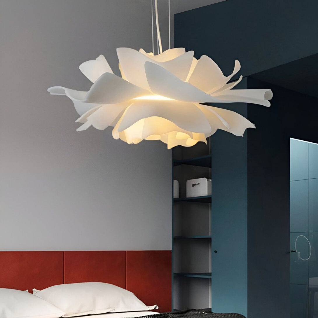Une image d'une lampe en forme de fleur blanche suspendue au plafond. La lampe est éclairée et diffuse une lumière douce. FL-7837505778,FL-0092958842,FL-5092374934,FL-4650006589,