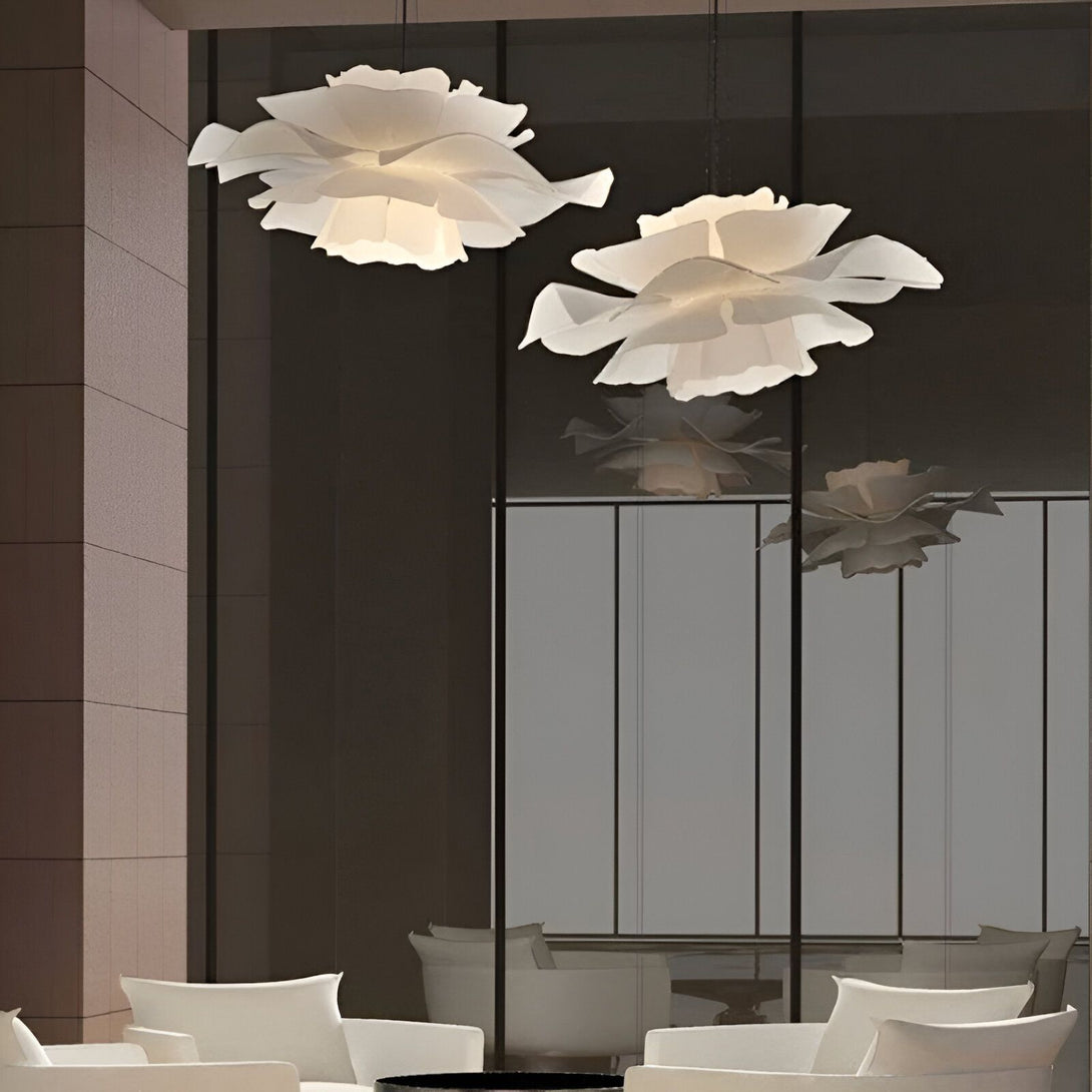 Deux suspensions en forme de fleurs blanches en pétales de tissu. FL-7837505778,FL-0092958842,FL-5092374934,FL-4650006589,