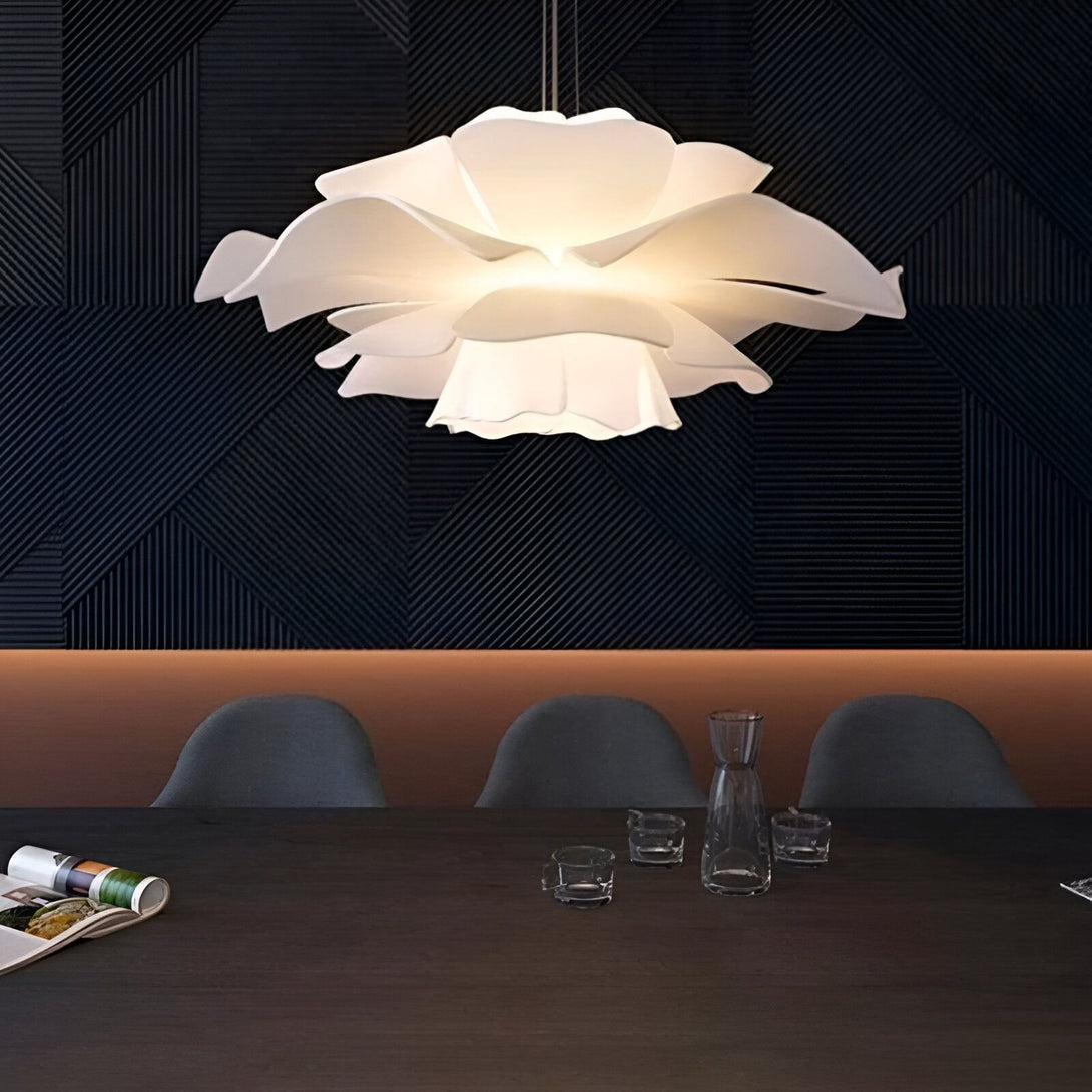 Une image d'une lampe suspendue en forme de fleur blanche. La lampe est allumée et émet une lumière douce. La table en dessous est en bois et il y a des chaises autour. FL-7837505778,FL-0092958842,FL-5092374934,FL-4650006589,
