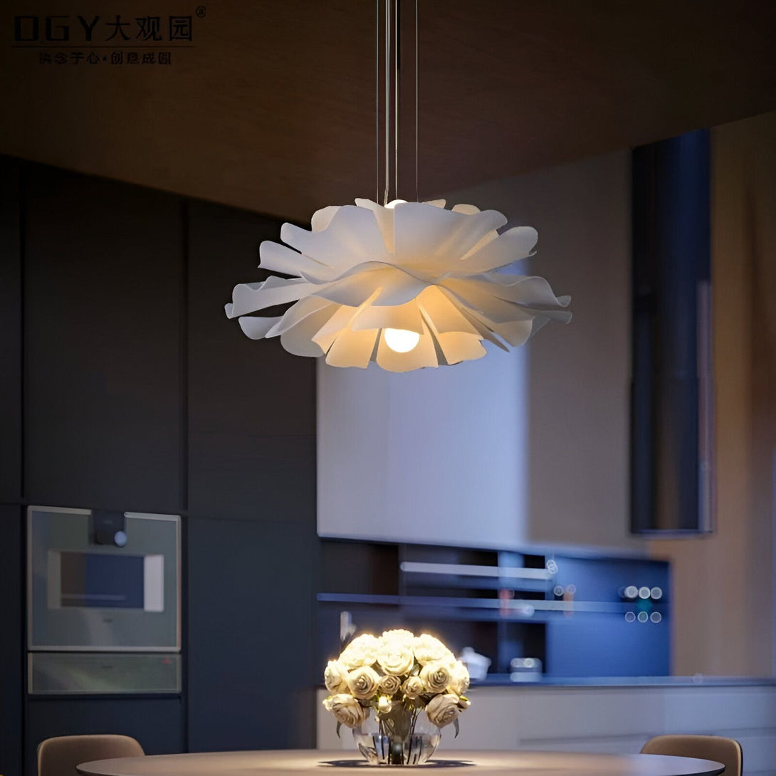 Une image d'une lampe en forme de fleur blanche suspendue au plafond. La lampe est allumée et émet une lumière blanche chaude. Il y a une table en dessous avec un vase de fleurs blanches. FL-7837505778,FL-0092958842,FL-5092374934,FL-4650006589,
