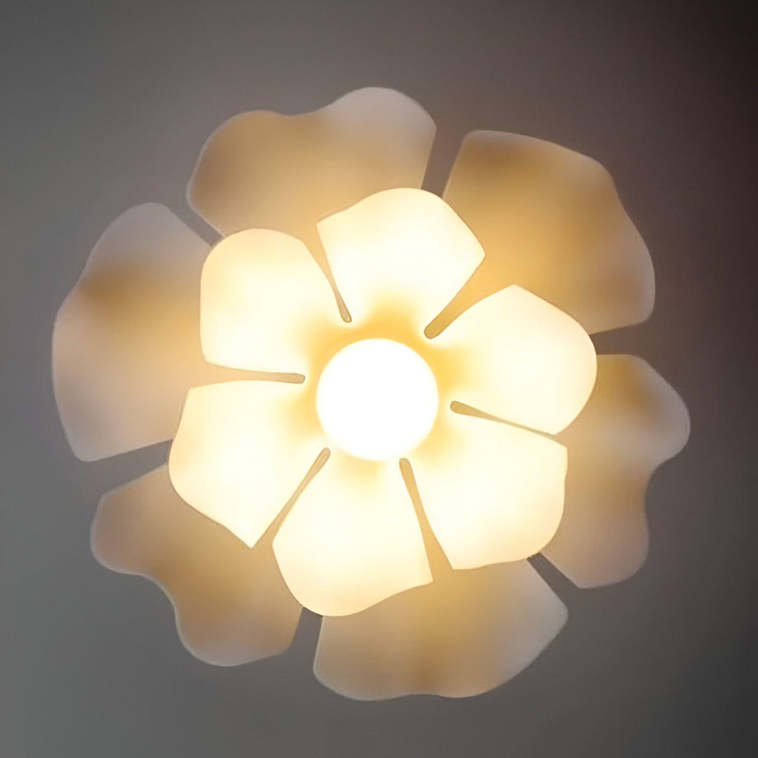 Une image d'une lampe en forme de fleur blanche. La lampe est allumée et émet une lumière jaune. FL-7837505778,FL-0092958842,FL-5092374934,FL-4650006589,