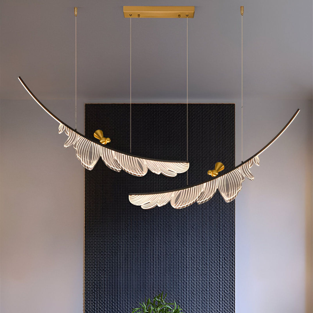 Une image d'une suspension à LED en forme de feuilles. La suspension est composée de deux parties, chacune en forme de feuille, et est suspendue à un câble. Les feuilles sont en acrylique et sont éclairées par des LED. La suspension est de couleur or et mesure 120 cm de long. GY-5170316879,GY-4881346199,GY-6647132740,GY-5388717275,GY-0966797973,GY-1383188300,GY-2454560917,GY-0876059612,GY-0698843061,