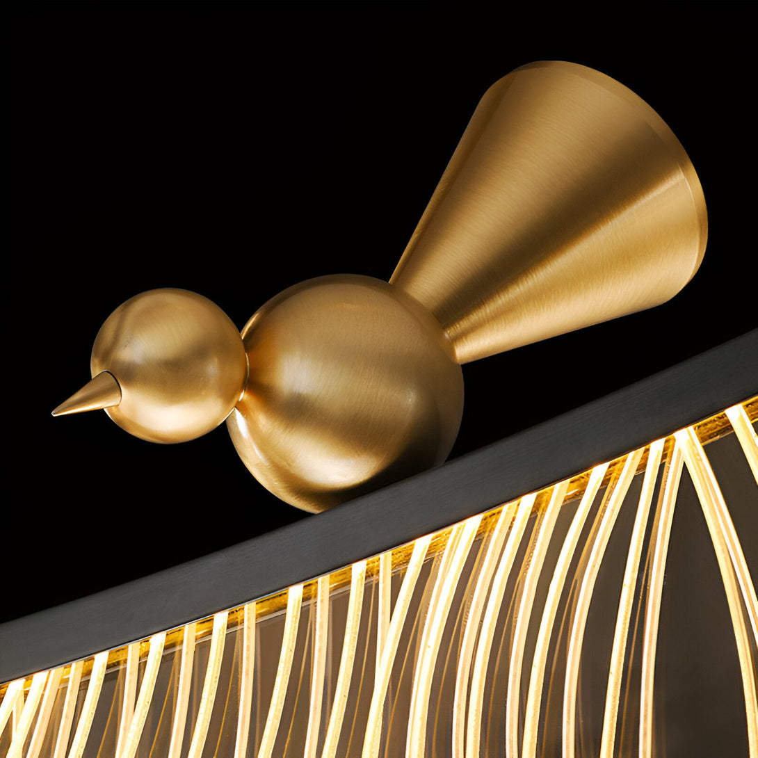 Une sculpture en métal doré représentant un oiseau est posée sur une surface plane. L'oiseau a une forme ronde et un long bec pointu. Il est perché sur une branche en métal noir. En arrière-plan, on peut apercevoir des fils dorés qui pendent. GY-5170316879,GY-4881346199,GY-6647132740,GY-5388717275,GY-0966797973,GY-1383188300,GY-2454560917,GY-0876059612,GY-0698843061,