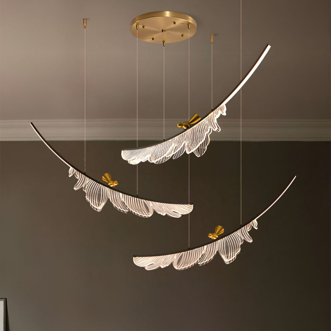 L'image représente une suspension à LED en forme de feuilles. La suspension est composée de trois feuilles en acrylique transparent, chacune éclairée par une LED. Les feuilles sont suspendues à un câble en acier inoxydable. La suspension est fixée au plafond par une rosace en métal. GY-5170316879,GY-4881346199,GY-6647132740,GY-5388717275,GY-0966797973,GY-1383188300,GY-2454560917,GY-0876059612,GY-0698843061,