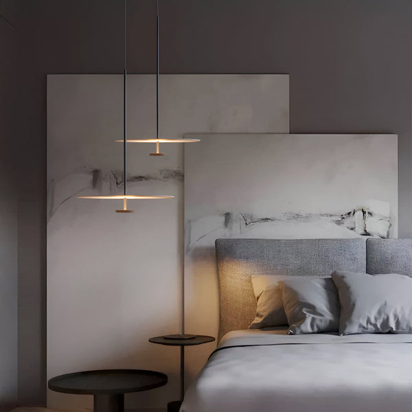 Une image d'une chambre à coucher avec deux suspensions. Les suspensions sont en métal noir et ont un abat-jour rond en bois. La chambre est décorée dans un style moderne et épuré. MA-4668917265,