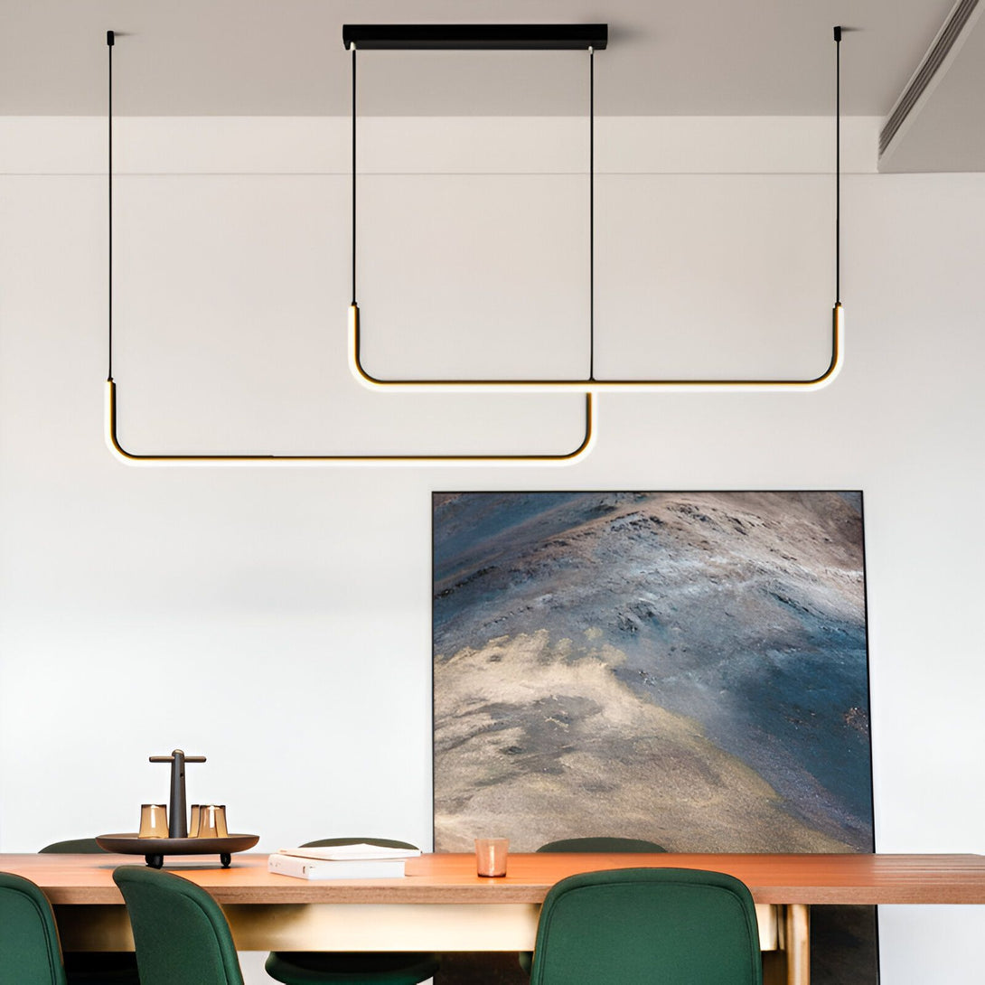 Une image d'une salle à manger avec une table en bois, des chaises vertes et un lustre noir et doré. CU-6987275459,CU-2256173763,CU-8965480825,CU-2593177039,CU-6967884158,CU-8028259170,CU-425617155X,CU-8536488247,CU-0217384609,CU-6824179981,CU-5339287629,CU-8508221142,