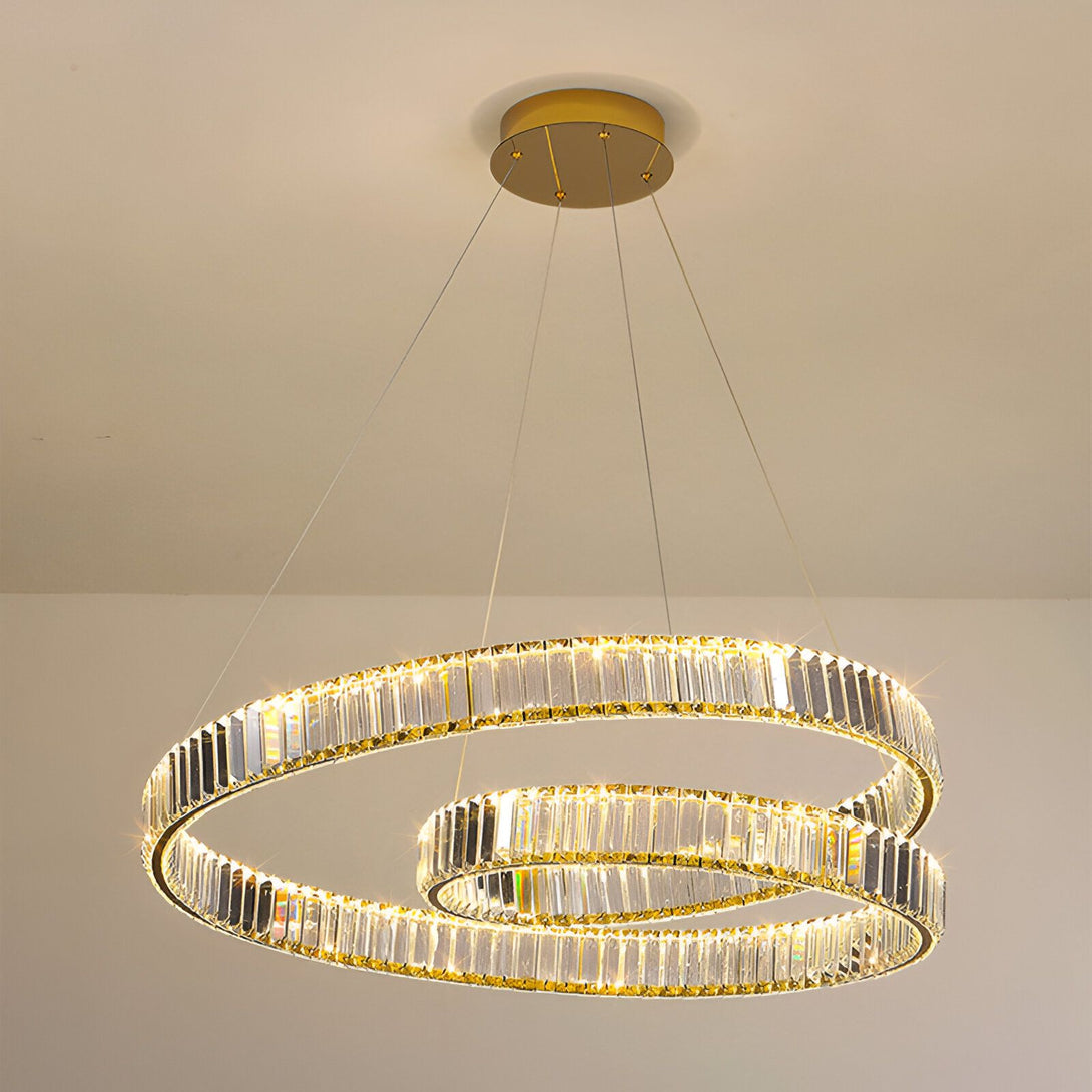 Un lustre doré à LED avec des cristaux en forme d'anneaux. KE-8743558054,KE-8582726392,KE-842997931X,KE-0481493778,KE-7908226833,KE-7416764211,