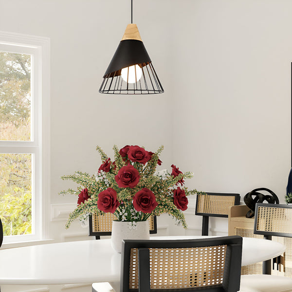 Une image d'une salle à manger avec une table, des chaises, un vase de fleurs rouges et une lampe suspendue. ES-0846152088,ES-3515337245,