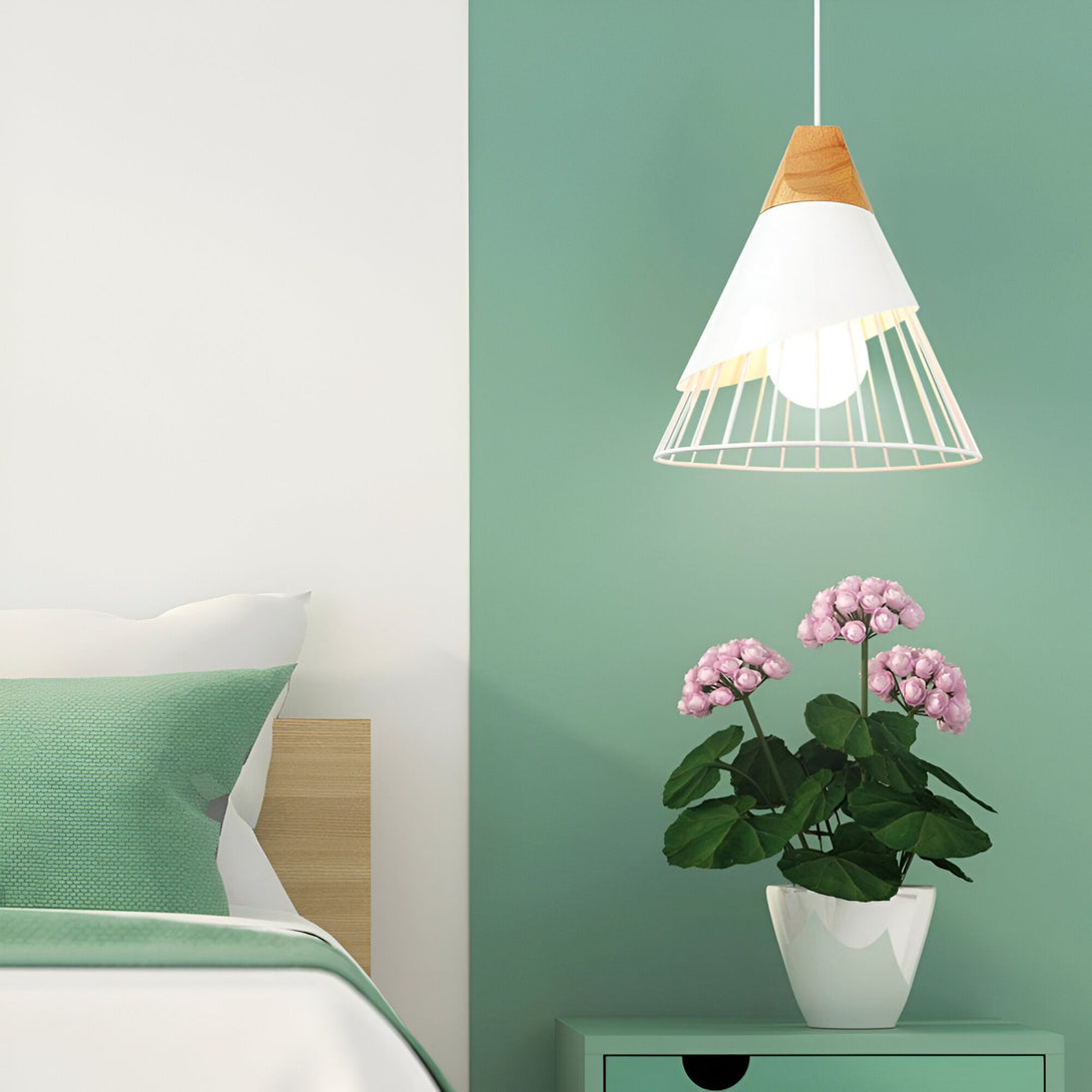 Une image d'une chambre à coucher avec un lit, une table de chevet, une plante verte et une lampe suspendue. La chambre est décorée dans des tons de vert et de blanc. ES-0846152088,ES-3515337245,