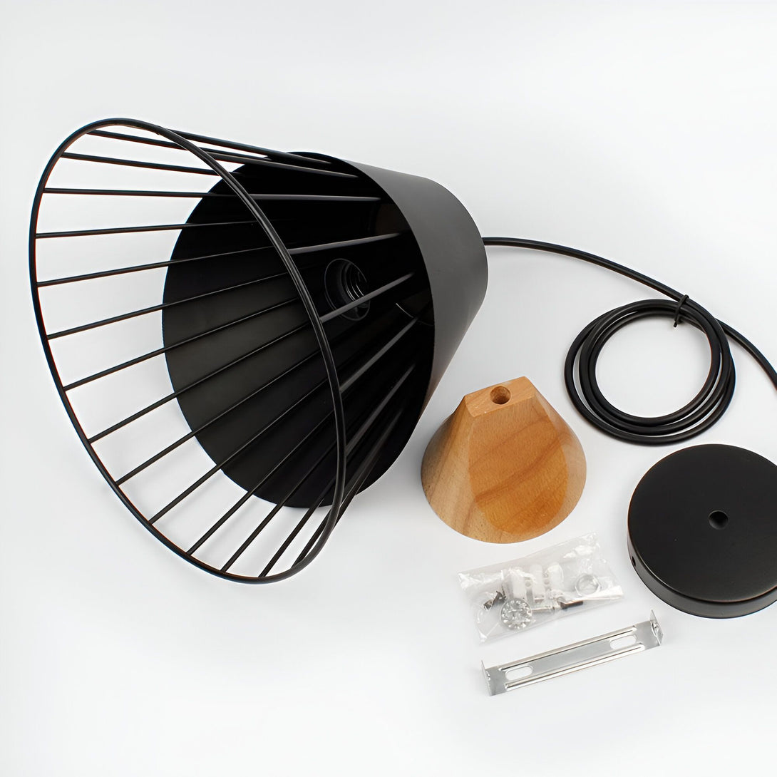 Une lampe suspendue noire en forme de cage avec un abat-jour en métal et une douille en bois. Le cordon d'alimentation est noir et la rosace est noire. La lampe est livrée avec des vis et des chevilles pour l'installation. ES-0846152088,ES-3515337245,
