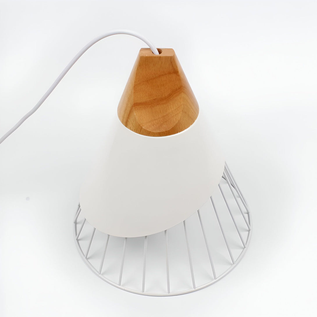 Une lampe suspendue blanche en forme de cône avec une cage en métal grillagé. ES-0846152088,ES-3515337245,