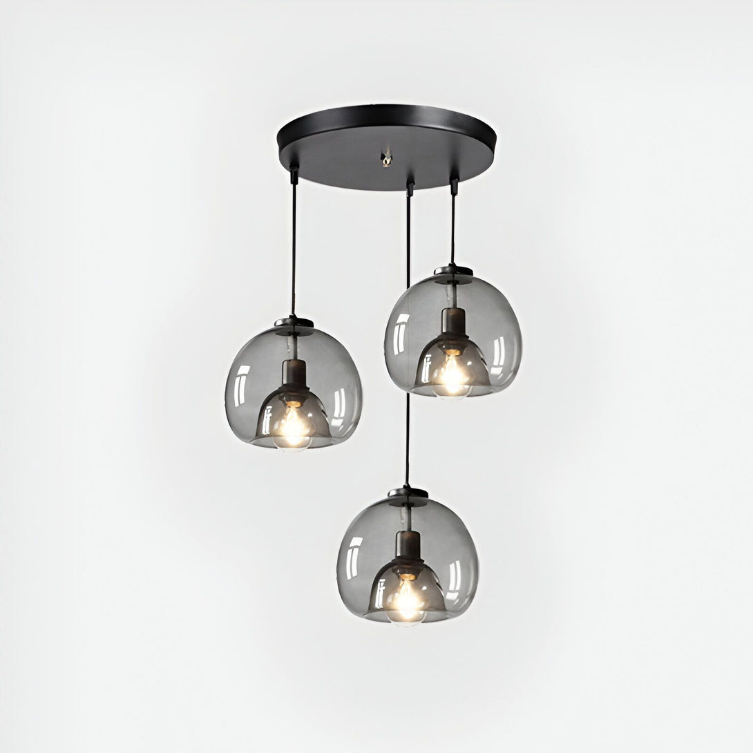 Une image d'une suspension luminaire avec trois globes en verre fumé. LO-392800655X,LO-1744084009,LO-6177852890,LO-9368657548,LO-8985353357,LO-3900887128,LO-3975260971,LO-5705639805,LO-0592023001,LO-4438458307,LO-6781505785,LO-039647747X,