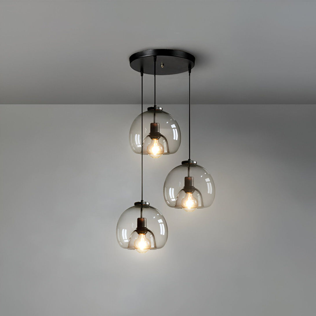 Une image d'une suspension luminaire avec trois globes en verre transparent. LO-392800655X,LO-1744084009,LO-6177852890,LO-9368657548,LO-8985353357,LO-3900887128,LO-3975260971,LO-5705639805,LO-0592023001,LO-4438458307,LO-6781505785,LO-039647747X,