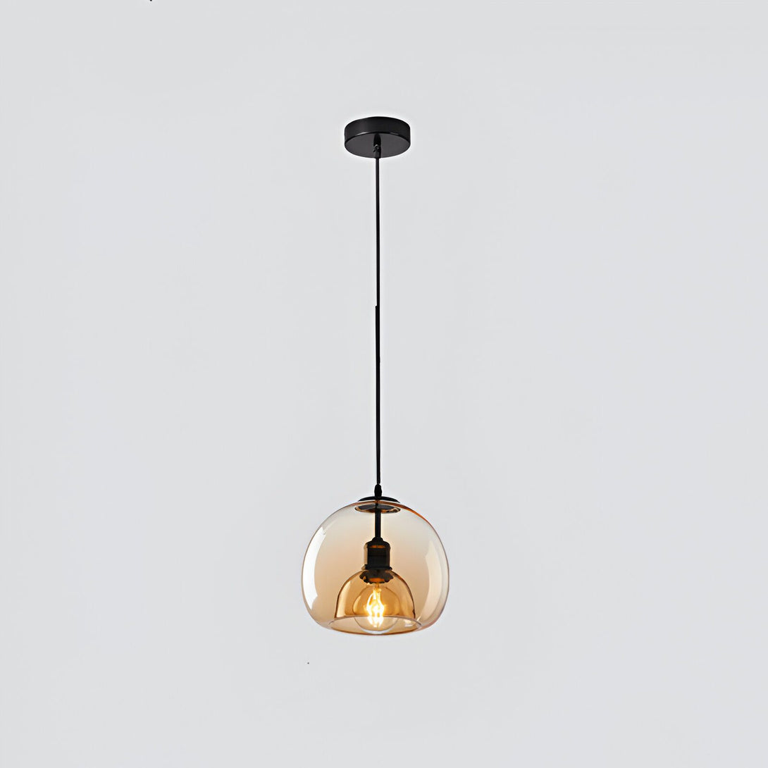 Une lampe suspendue en verre de couleur ambre avec un cordon noir. LO-392800655X,LO-1744084009,LO-6177852890,LO-9368657548,LO-8985353357,LO-3900887128,LO-3975260971,LO-5705639805,LO-0592023001,LO-4438458307,LO-6781505785,LO-039647747X,