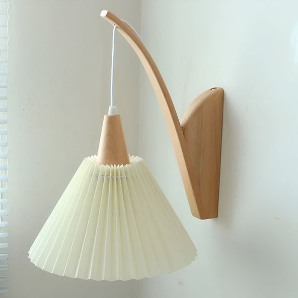Une applique murale en bois avec un abat-jour en papier plissé beige. L'applique est fixée au mur par une bride en métal noir. L'abat-jour est de forme conique et diffuse une lumière douce et tamisée. L'applique est idéale pour une chambre à coucher, un salon ou un bureau. SE-8468210471,SE-2939376085,