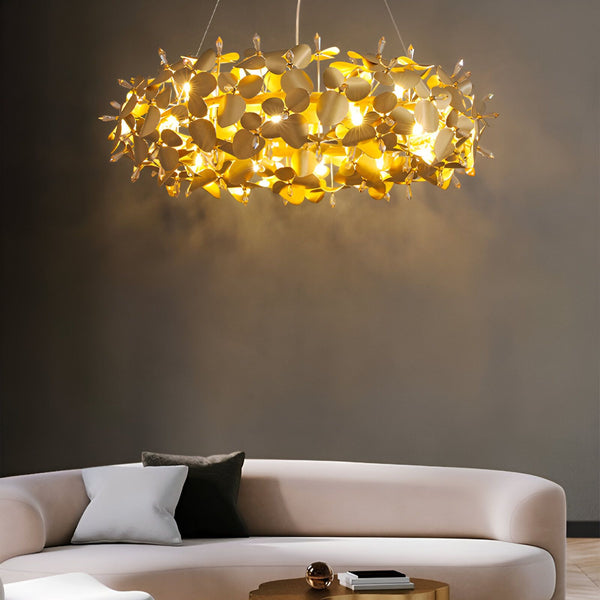 Une image d'un lustre doré en forme de fleurs. Il est suspendu au plafond et illumine le salon. NE-4102283943,NE-737768299X,NE-8101407200,NE-2854406893,NE-3927467499,NE-1606154354,NE-4232065903,NE-8118881849,NE-0045394946,NE-923468009X,NE-1134717806,NE-9298111533,