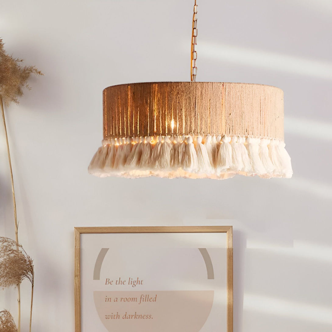 Une suspension bohème en fibres naturelles avec des pampilles blanches. BE-3772910335,BE-6814217791,BE-5486832621,BE-1720615667,BE-4673989724,BE-7949774487,