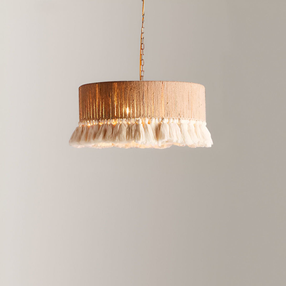 Un lustre rond en corde avec des pampilles blanches est suspendu au plafond. BE-3772910335,BE-6814217791,BE-5486832621,BE-1720615667,BE-4673989724,BE-7949774487,
