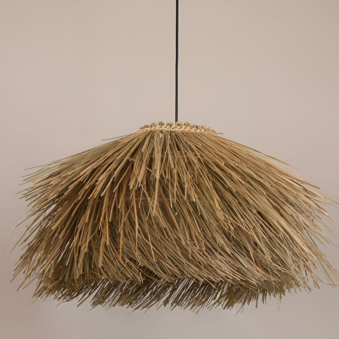 Une suspension en paille tressée de forme conique avec un cordon d'alimentation noir. LE-7019012248,LE-6447122180,LE-8828080094,LE-1530102642,LE-876691163X,LE-3091065766,LE-641121719X,LE-2381559361,LE-734421864X,LE-0865355223,LE-940544624X,LE-0532579674,LE-3435650982,LE-5652309148,LE-3999872918,LE-4390019473,LE-2991673931,LE-301532571X,LE-3560375452,LE-8912833669,