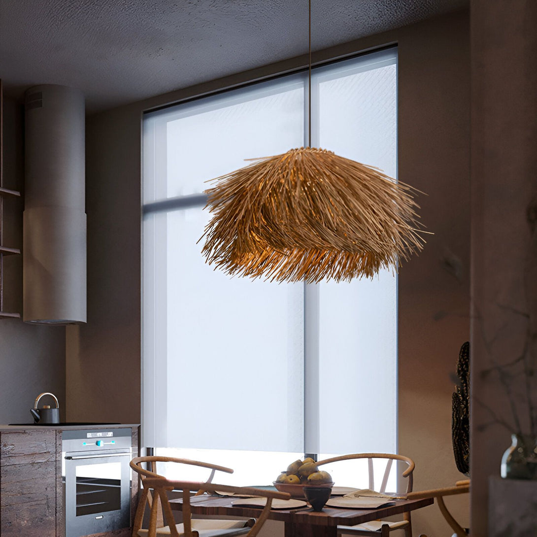 Une lampe en osier tressé marron est suspendue au plafond. La lampe est de forme ronde et diffuse une lumière tamisée. La pièce est décorée dans un style bohème avec des meubles en bois et des plantes vertes. LE-7019012248,LE-6447122180,LE-8828080094,LE-1530102642,LE-876691163X,LE-3091065766,LE-641121719X,LE-2381559361,LE-734421864X,LE-0865355223,LE-940544624X,LE-0532579674,LE-3435650982,LE-5652309148,LE-3999872918,LE-4390019473,LE-2991673931,LE-301532571X,LE-3560375452,LE-8912833669,