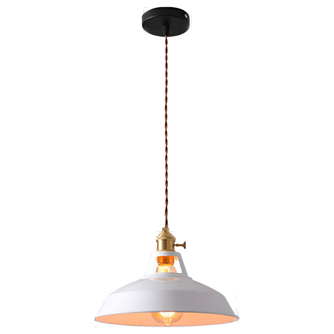 Une lampe suspendue blanche avec un cordon en cuivre et une douille en laiton. La lampe est de style industriel et est parfaite pour une cuisine ou un salon. FA-089456174X,FA-0854347186,FA-3722436486,FA-9208232328,FA-854769725X,FA-3347333489,FA-9646103529,