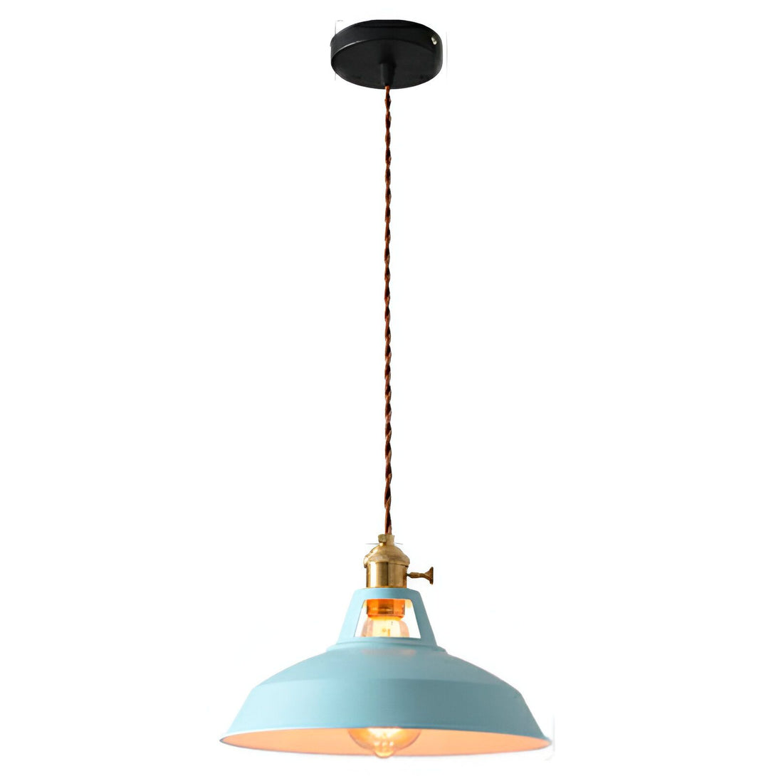 Une lampe suspendue bleue avec un cordon marron et une douille en laiton. FA-089456174X,FA-0854347186,FA-3722436486,FA-9208232328,FA-854769725X,FA-3347333489,FA-9646103529,
