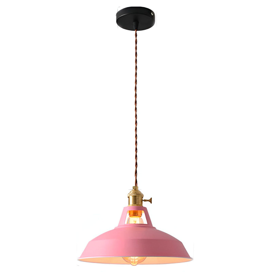 Une lampe suspendue rose avec un cordon marron et une douille en laiton. FA-089456174X,FA-0854347186,FA-3722436486,FA-9208232328,FA-854769725X,FA-3347333489,FA-9646103529,