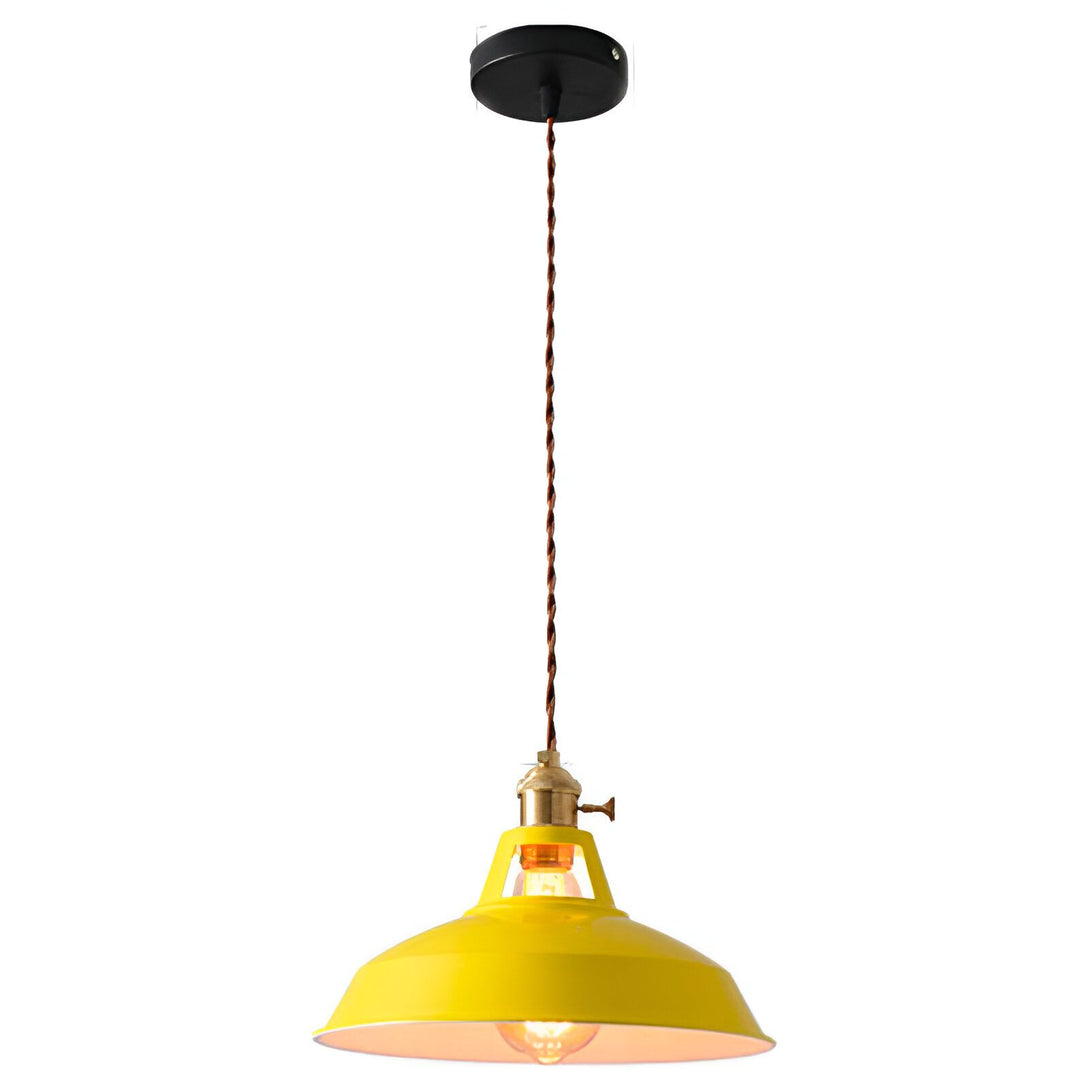 Une lampe suspendue jaune avec un cordon marron et une douille en laiton. FA-089456174X,FA-0854347186,FA-3722436486,FA-9208232328,FA-854769725X,FA-3347333489,FA-9646103529,