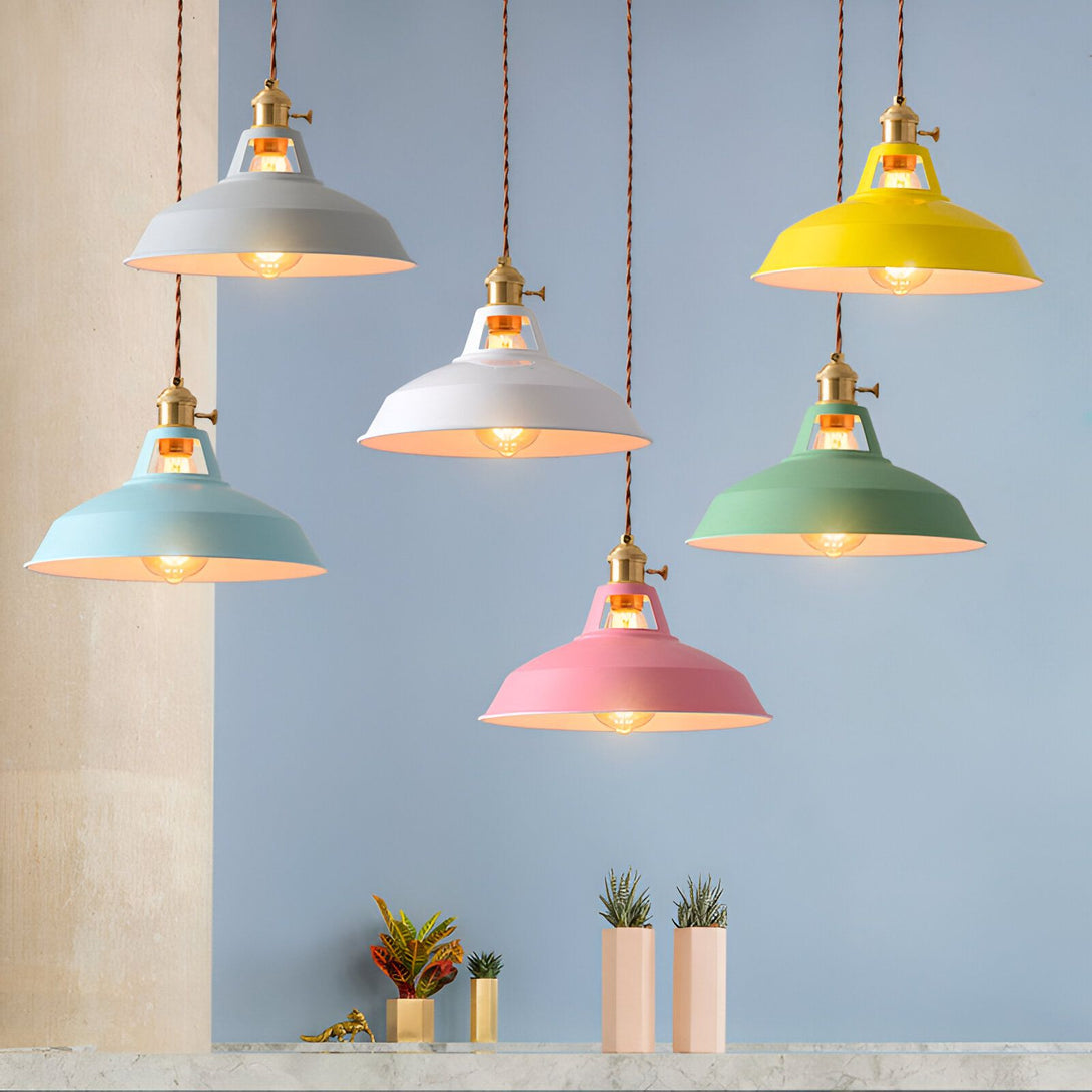 Une image de six lampes suspendues de différentes couleurs. Les lampes sont en métal et ont une forme de cloche. Elles sont suspendues à des fils électriques noirs. FA-089456174X,FA-0854347186,FA-3722436486,FA-9208232328,FA-854769725X,FA-3347333489,FA-9646103529,