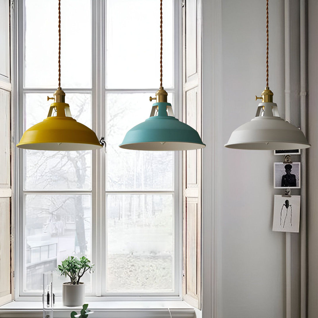 Trois suspensions en métal de couleur jaune, bleu et blanc. Les suspensions sont fixées au plafond par un fil électrique torsadé doré. FA-089456174X,FA-0854347186,FA-3722436486,FA-9208232328,FA-854769725X,FA-3347333489,FA-9646103529,
