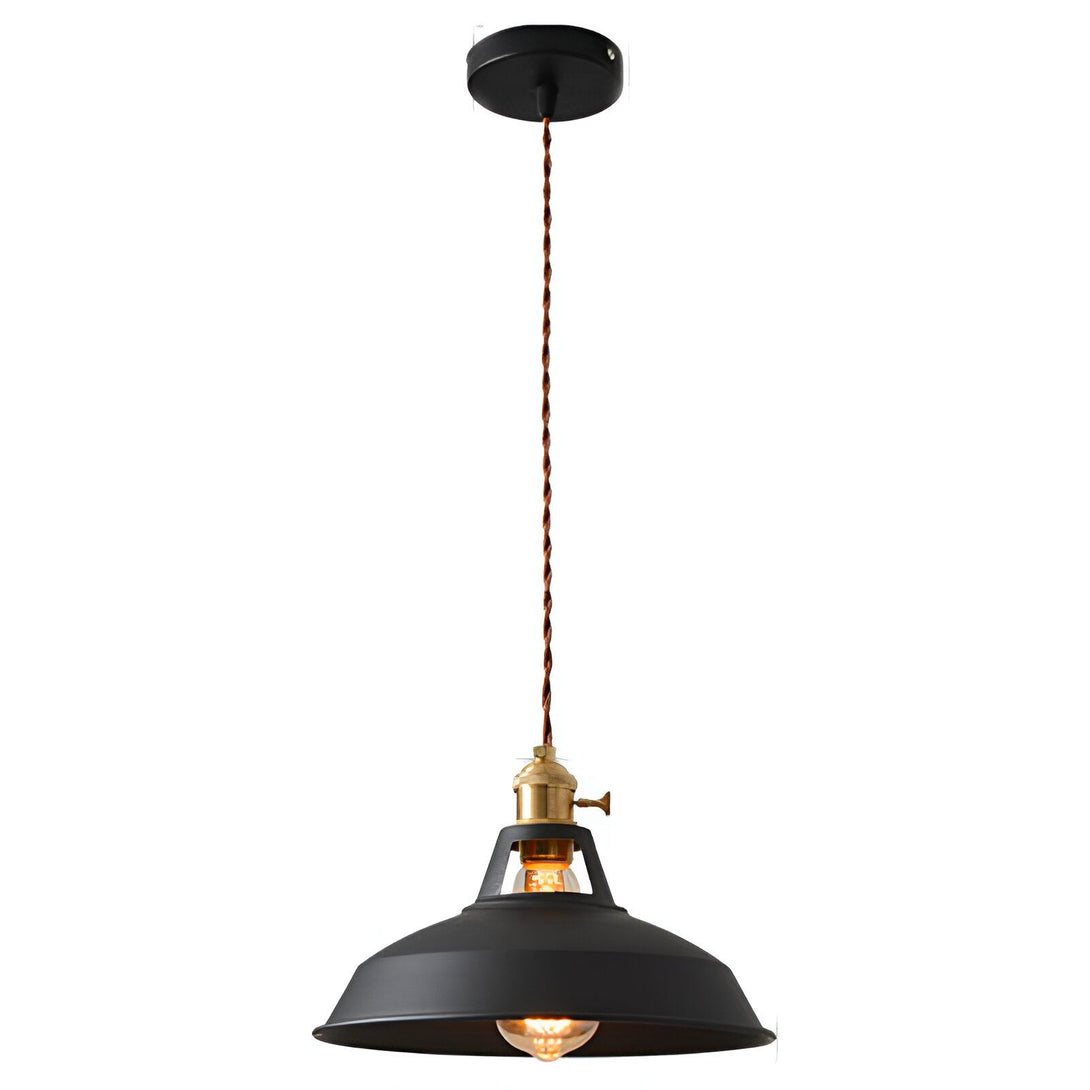 Une lampe suspendue noire avec un cordon en cuivre et une ampoule à filament. FA-089456174X,FA-0854347186,FA-3722436486,FA-9208232328,FA-854769725X,FA-3347333489,FA-9646103529,