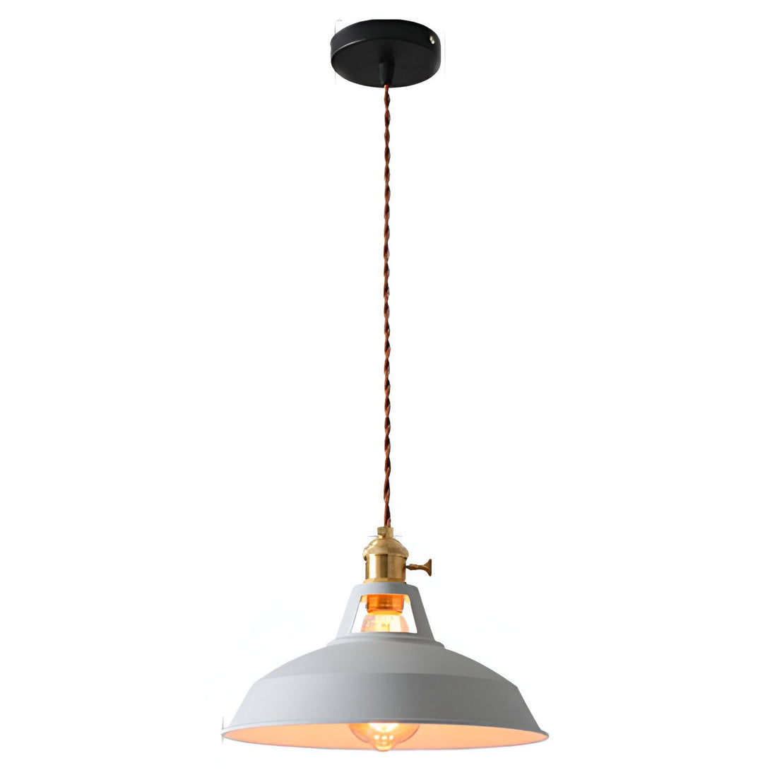 Une lampe suspendue industrielle avec un abat-jour en métal gris et une douille en laiton. Le cordon d'alimentation est en cuivre tressé. FA-089456174X,FA-0854347186,FA-3722436486,FA-9208232328,FA-854769725X,FA-3347333489,FA-9646103529,