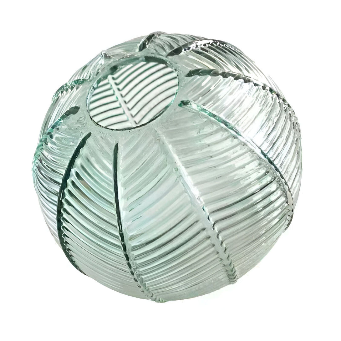 Une boule en verre transparente avec des motifs de feuilles. AM-7281935625,AM-2447311516,AM-159421283X,