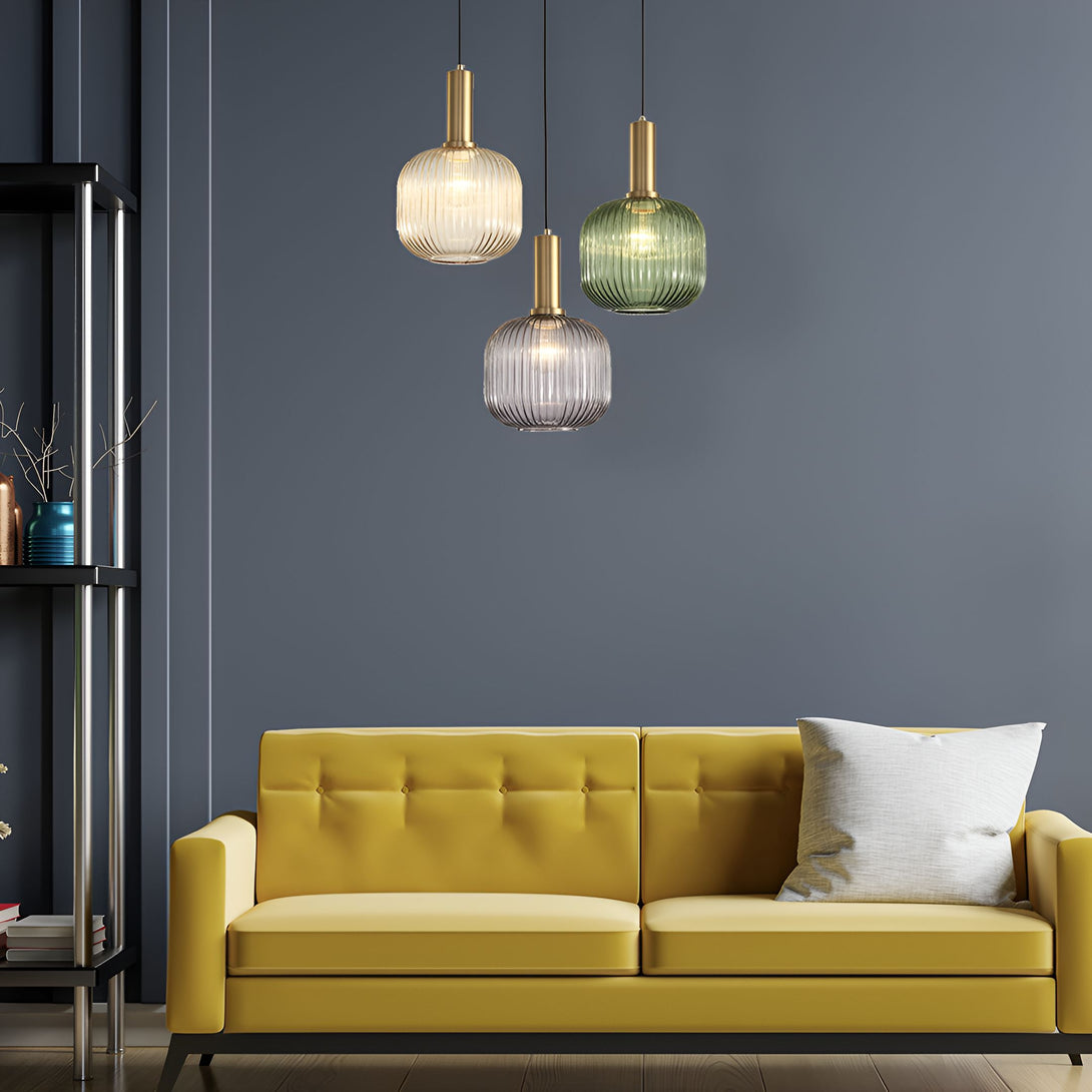 Trois suspensions en verre coloré au-dessus d'un canapé jaune. LI-8529220781,LI-4720739318,LI-9433830652,LI-6287765305,