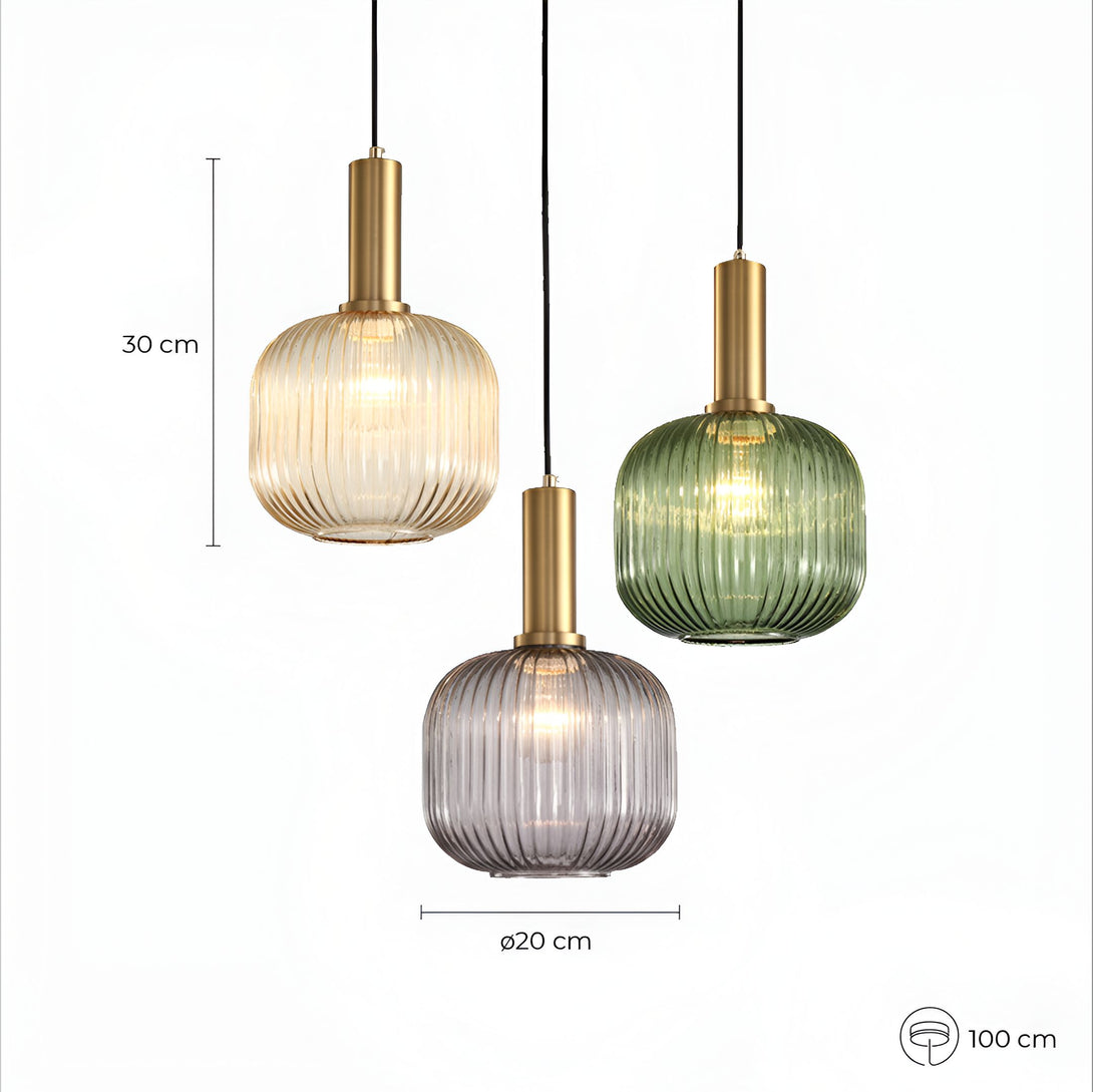 Trois suspensions en verre coloré avec des détails en laiton. Les suspensions sont de différentes couleurs : jaune, vert et gris. LI-8529220781,LI-4720739318,LI-9433830652,LI-6287765305,