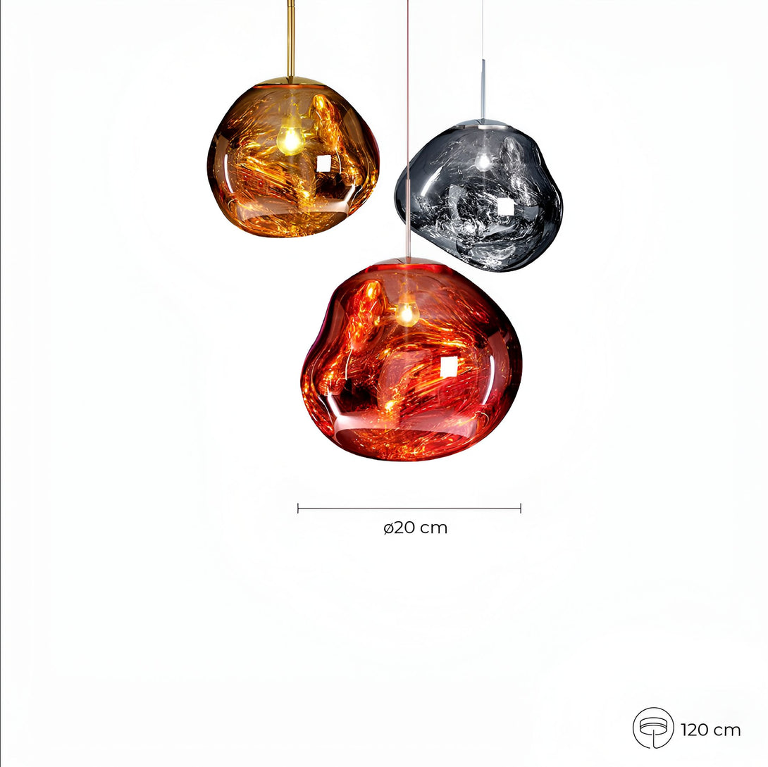 Trois suspensions en verre soufflé de forme organique aux couleurs vives orange, rouge et noir. LA-8821800008,LA-2444977270,LA-6285199337,LA-272961009X,LA-427140456X,LA-929285948X,LA-4420956534,LA-5212907888,LA-5689243493,