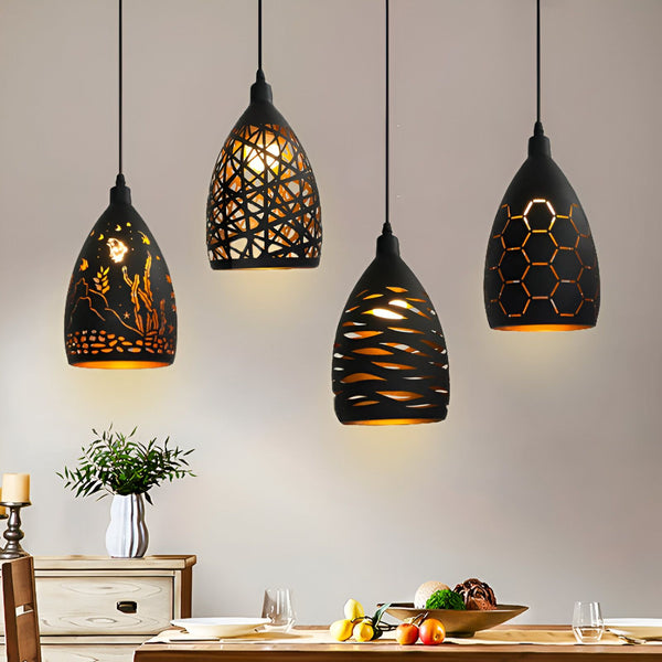 Quatre lampes noires suspendues au plafond. Les lampes sont de différentes formes et tailles. ME-9642734850,ME-0921339216,ME-7948668667,ME-1164858890,ME-0701913940,ME-0079007376,ME-4057567984,ME-1012797473,