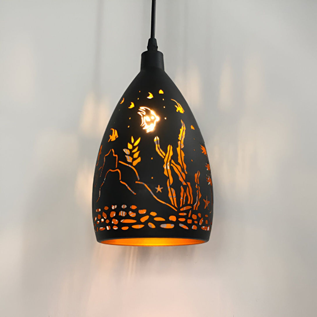 Une lampe suspendue en métal noir avec un motif découpé au laser de poissons, de plantes aquatiques et de coraux. La lumière brille à travers les motifs et crée un beau jeu d'ombres et de lumières. ME-9642734850,ME-0921339216,ME-7948668667,ME-1164858890,ME-0701913940,ME-0079007376,ME-4057567984,ME-1012797473,
