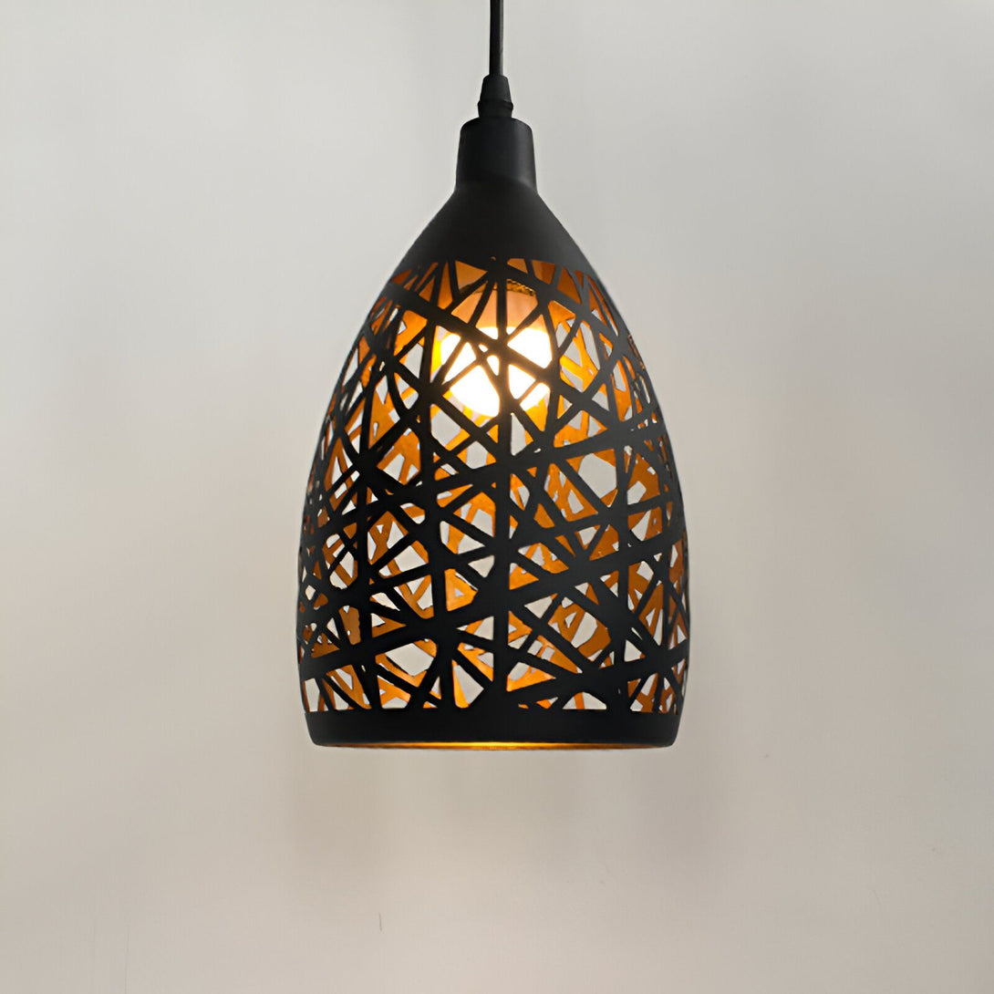 Une lampe noire en forme de cage avec une lumière dorée à l'intérieur. ME-9642734850,ME-0921339216,ME-7948668667,ME-1164858890,ME-0701913940,ME-0079007376,ME-4057567984,ME-1012797473,