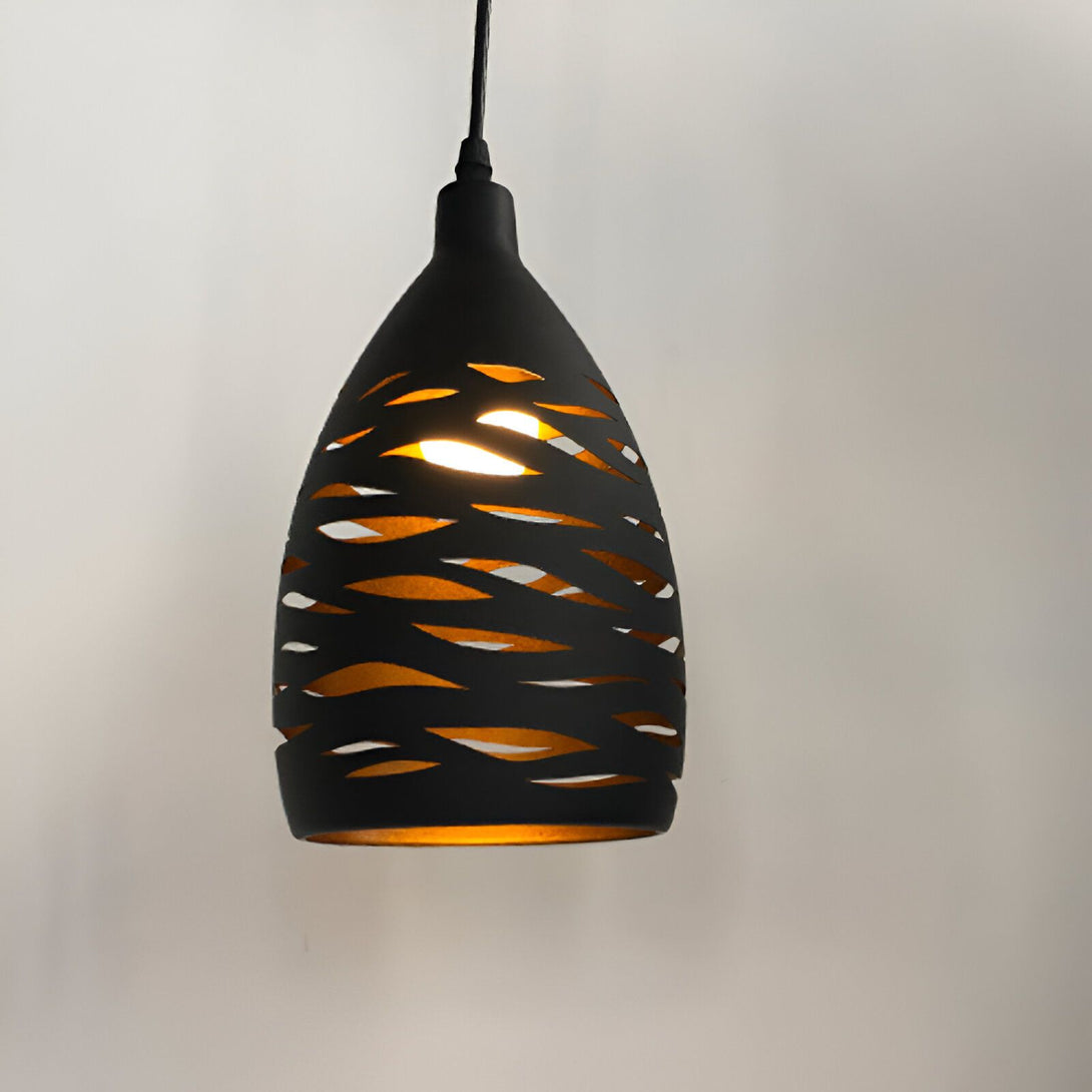 Une lampe noire en forme de poire avec des motifs en forme de vagues. La lampe est suspendue par un fil noir. L'intérieur de la lampe est doré et émet une lumière chaude. ME-9642734850,ME-0921339216,ME-7948668667,ME-1164858890,ME-0701913940,ME-0079007376,ME-4057567984,ME-1012797473,