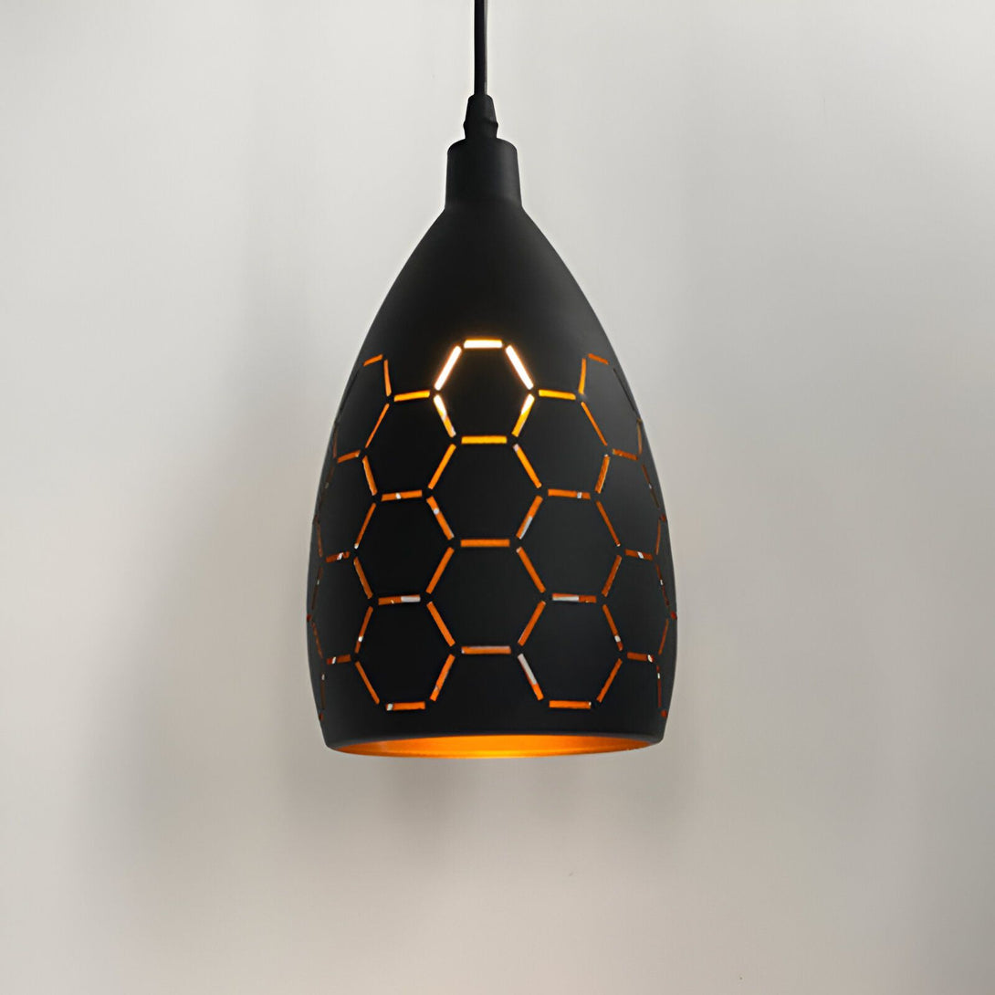 Une lampe noire en forme de nid d'abeille est suspendue au plafond. La lumière est allumée à l'intérieur de la lampe, ce qui donne une lueur chaleureuse. ME-9642734850,ME-0921339216,ME-7948668667,ME-1164858890,ME-0701913940,ME-0079007376,ME-4057567984,ME-1012797473,