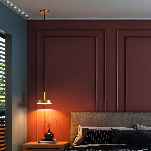 Une chambre avec un lit, une table de chevet, une lampe suspendue et une fenêtre. ME-6433920438,ME-0263698491,ME-8387557072,