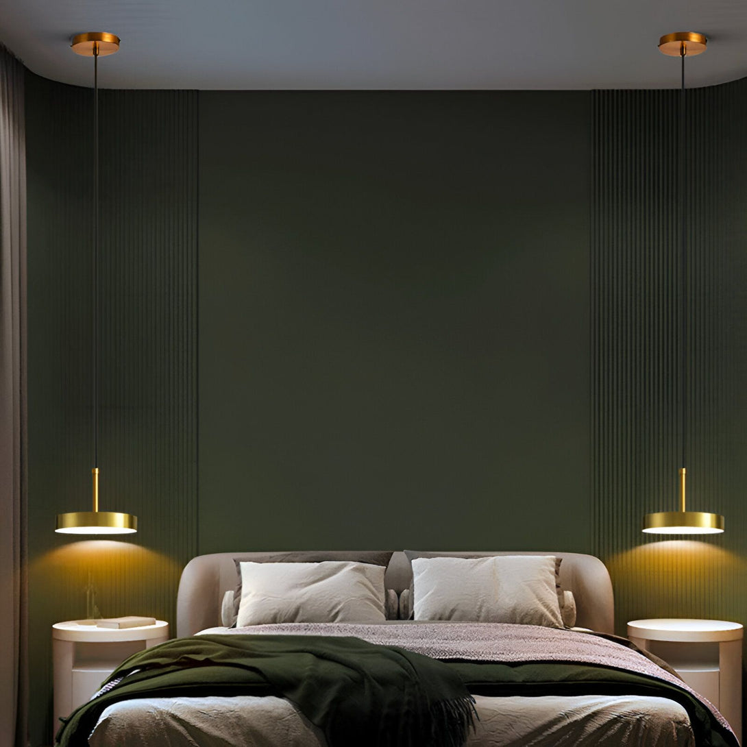 Une chambre avec un lit, deux tables de chevet et deux suspensions dorées. ME-6433920438,ME-0263698491,ME-8387557072,