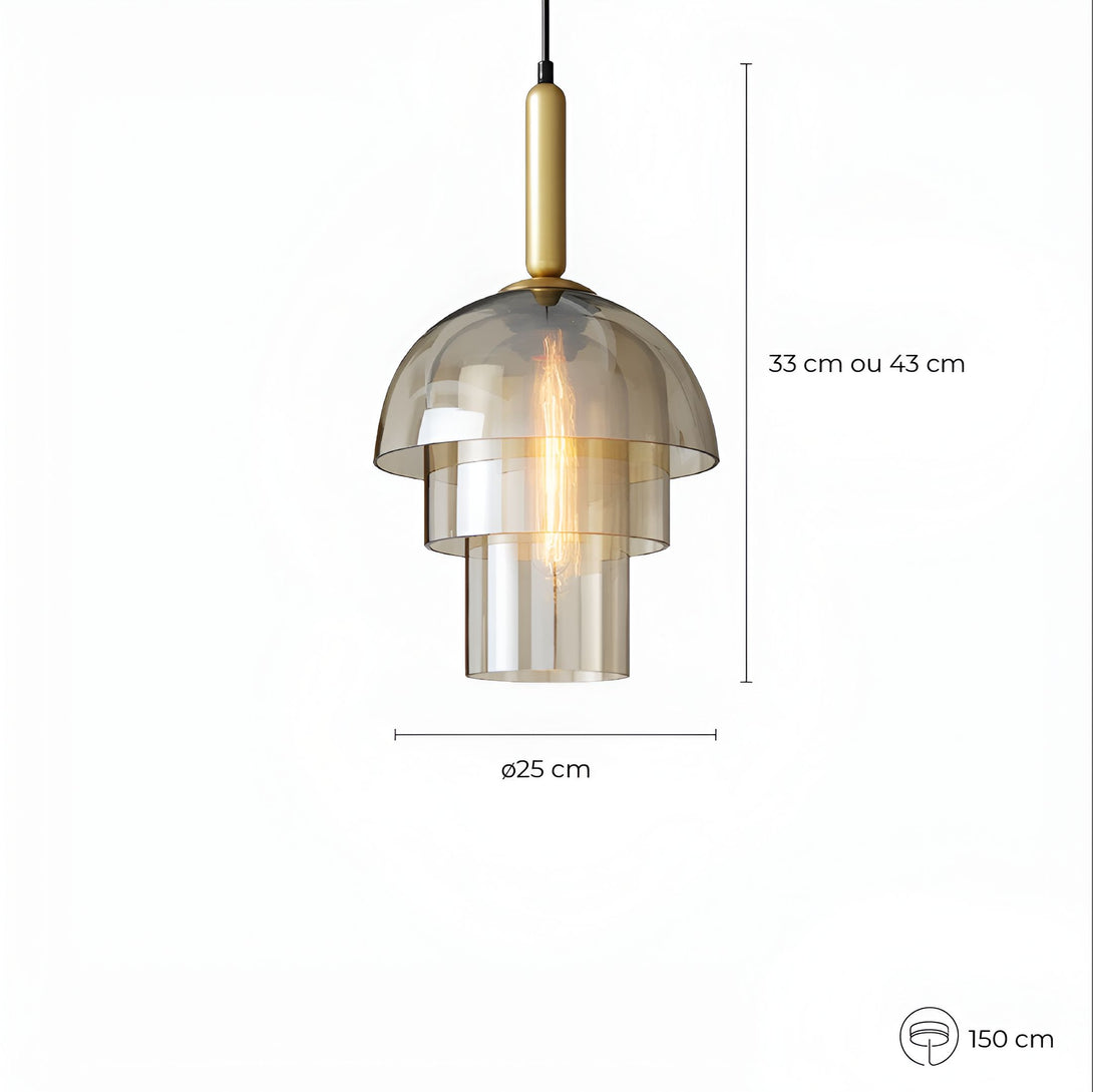 Une lampe suspendue en verre fumé avec une monture en laiton. La lampe est composée de trois globes en verre fumé de forme ronde, disposés les uns au-dessus des autres. Le globe du haut est le plus petit, celui du milieu est plus grand et celui du bas est le plus grand. La monture en laiton est de couleur dorée. La lampe est suspendue par un câble en métal noir. LA-8544977014,LA-4041186528,
